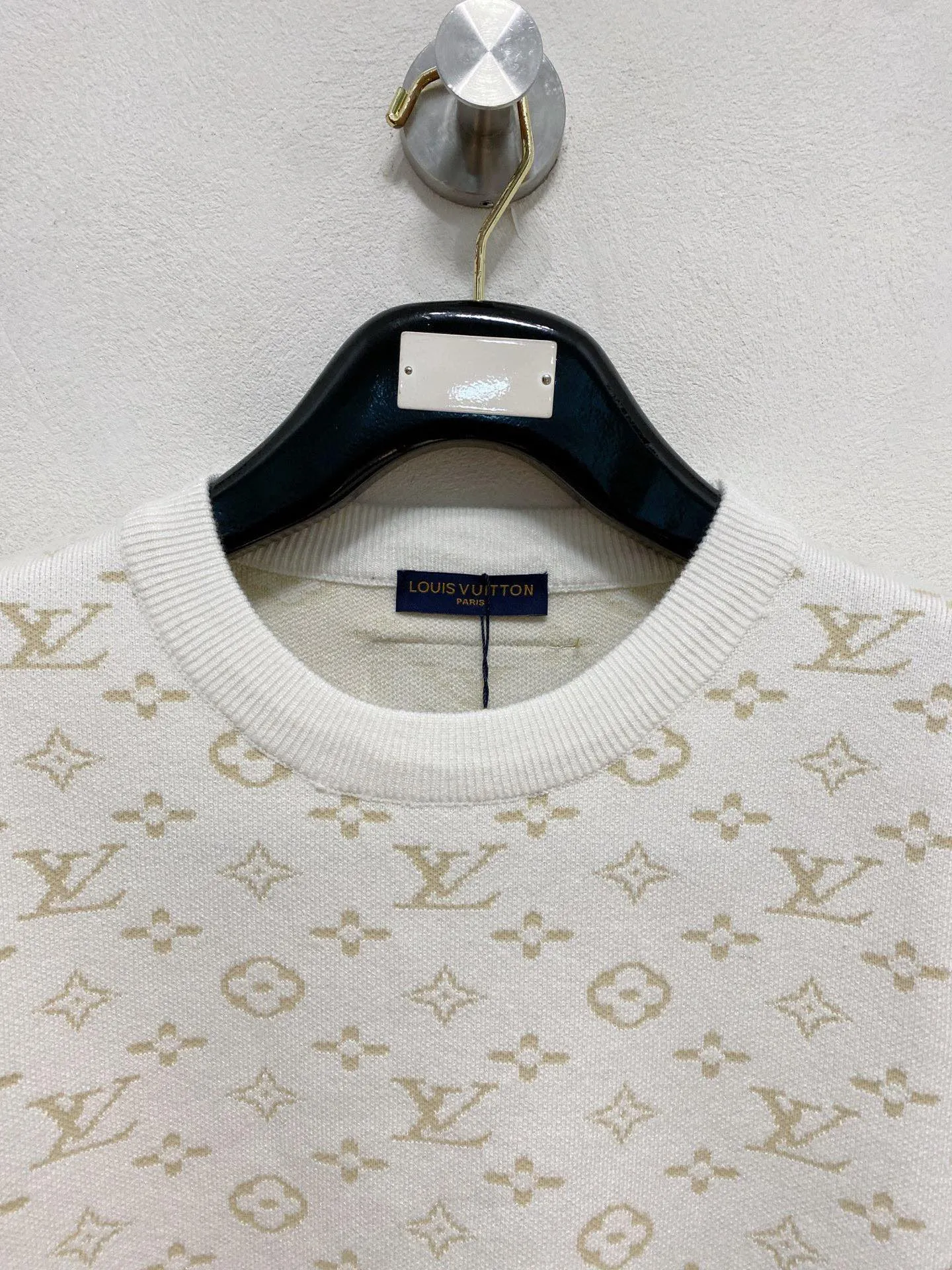 🅿️440 [LV Louis Vuitton] Autumn and winter classic lapel sweater, in full condition! ! ! Wool blended fabric, the latest model in 2025, golden ratio! ! Slim-fitting soft gold, versatile and practical item, the combination and practicality are extremely powerful, simple and elegant, and classy! To create your own style, it is highly recommended to buy it in two colors. The standard slim fit tailoring process is suitable for both young and old men. It is knitted from wool and will not cause any discomfort! While keeping warm, it is stylish, textured and wearable, and the classic logo with contrasting colors on the chest feels in place! ! Recommended for regular customers! ! Size M-3XL (maximum wear: 190 pounds)